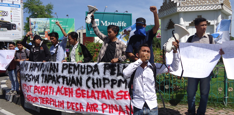 Aksi Demo Mahasiswa Yang Menamakan Diri HIPPM (Himpunan Pemuda Pelajar Mahasiswa Tapaktuan)di Kawasan Simpang Lima Banda Aceh Menuntut  pelantikan Gheucik Terpilih Desa Air Pinan 3 juni 2016