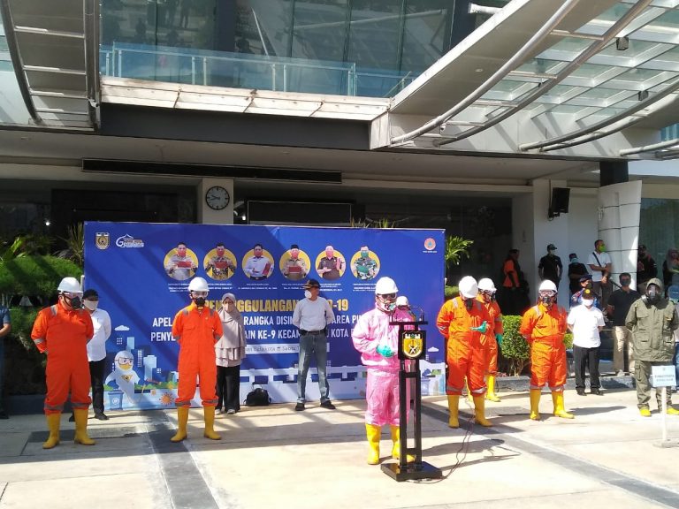 Walikota Banda Aceh menggunakan Baju Hazmat memimpin Operasi Penyemprotan Disinfektan di Kota Banda Aceh