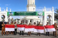 Pj. Walikota Banda Aceh Bersama FORKOPIMDA Bagikan 350 Lembar Bendera Merah Putih Kepada Masyarakat