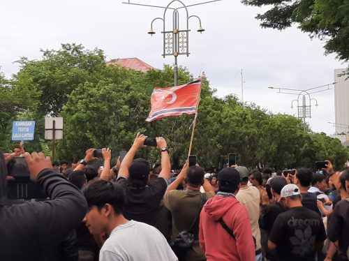 AKSI UNJUKRASA OLEH ALIANSI RAKYAT ACEH DAN MAHASISWA DI GEDUNG DPR ACEH