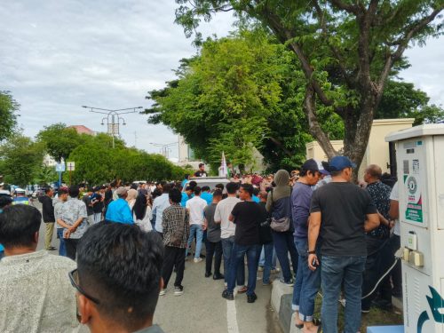 Aksi Unjuk Rasa/Demo yang dilakukan oleh mahasiswa di Depan Gedung DPR Aceh