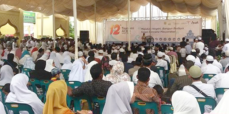 Senin 26 Desember 2016 berbondong-bondong hadir di Masjid Baiturrahim Ulee Lheue, Kecamatan Meuraxa Banda Aceh dalam rangka menghadiri peringatan 12 tahun tsunami