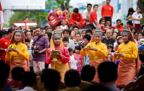 Tari Ranup Lampuan dipentaskan oleh remaja etnis Tionghoa saat pembukaan perguruan Barongsai dan Wushu di areal parkir Vihara Dharma Bakti Peunayong, Banda Aceh, Selasa (31/1).  (sumber Acehkita)